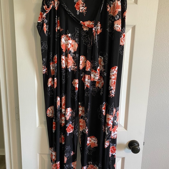 NWT ~ Torrid size 3 ~ Black and Flower Wide Leg pants! - Picture 6 of 9